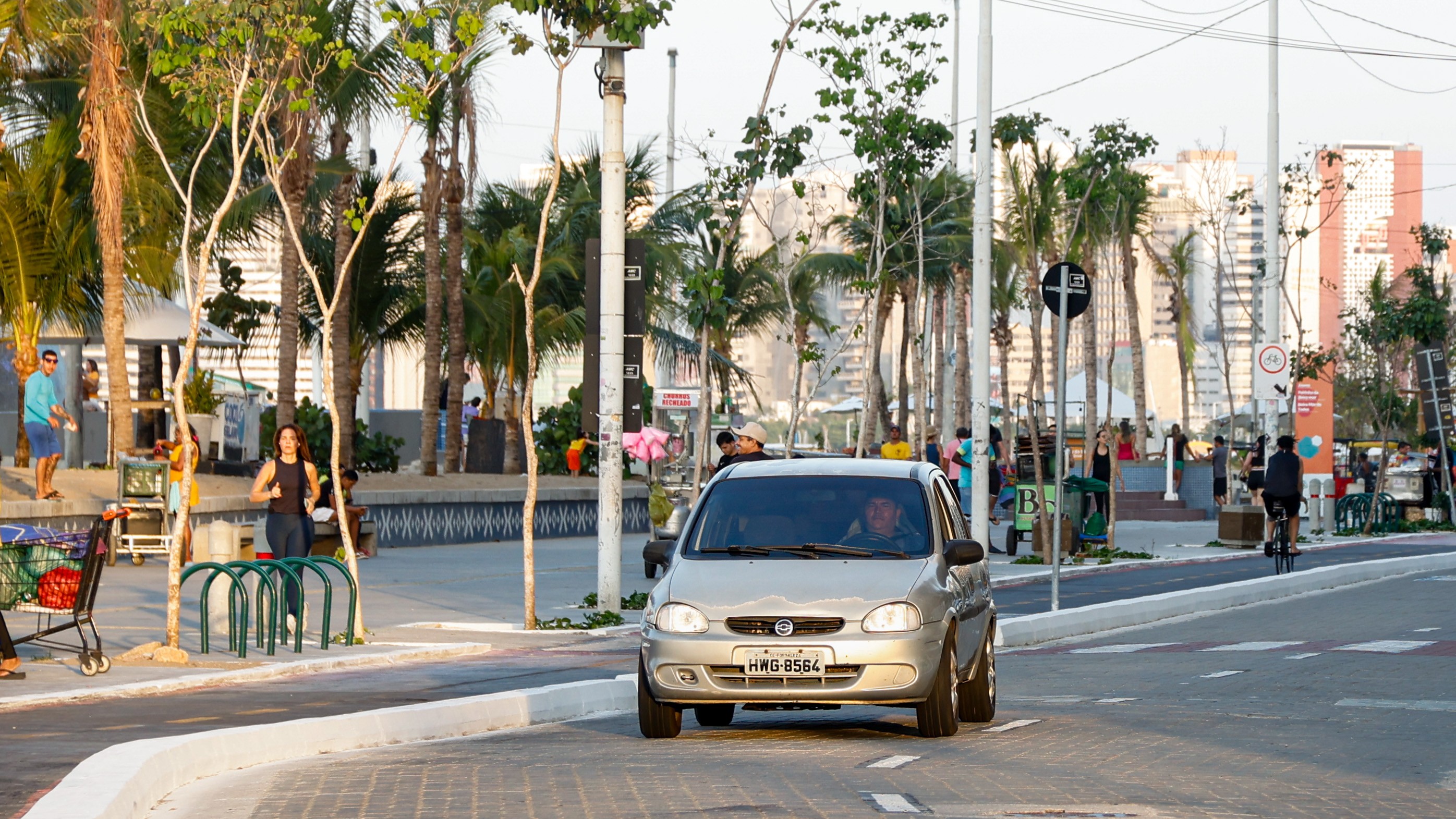 calçadão da avenida beira-mar